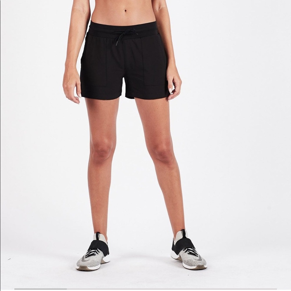 Vuori Summits Woven Shorts. Black. Size Small
